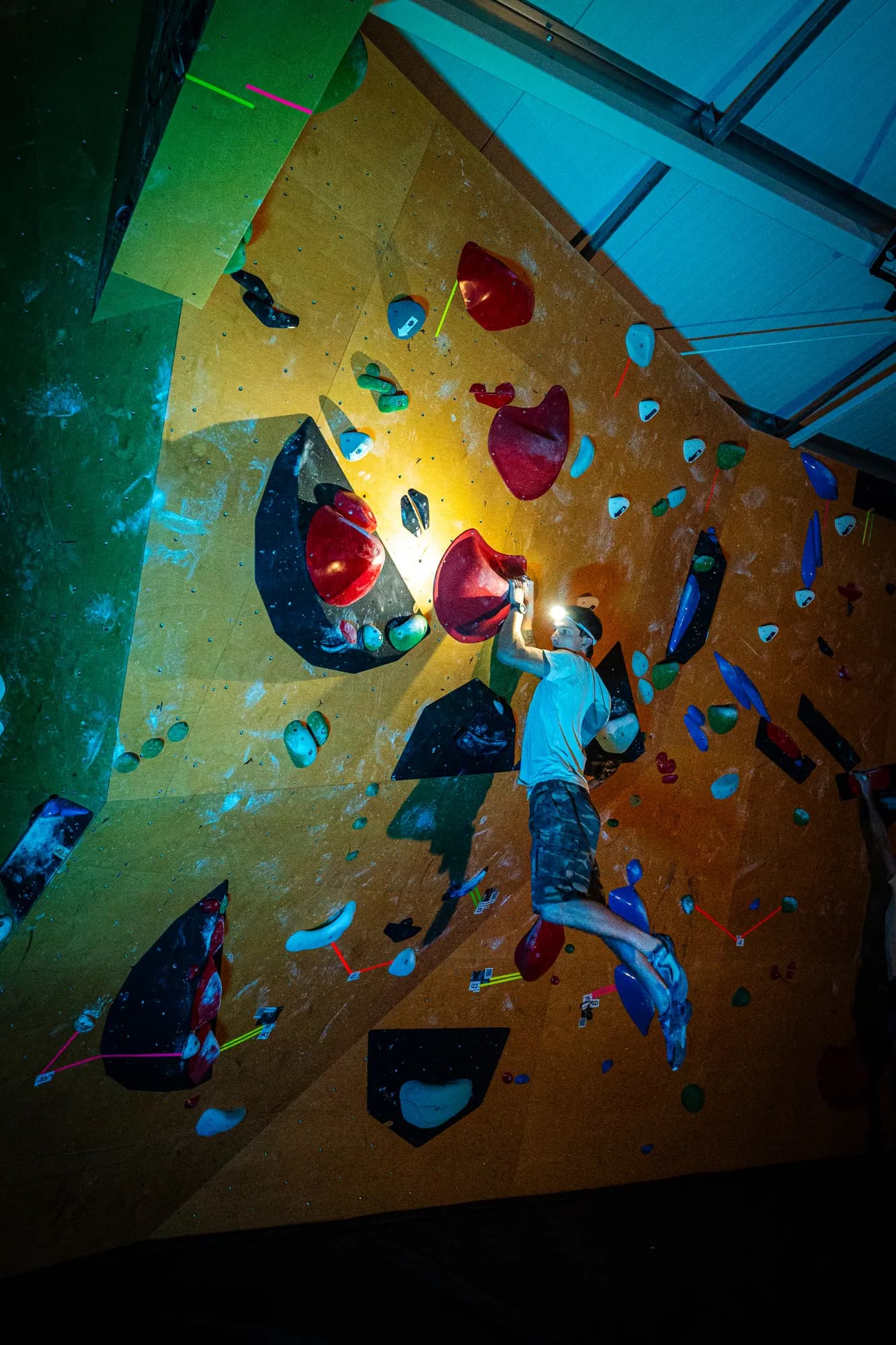 Arete Bouldering — Nocne wspinanie, kadr 2