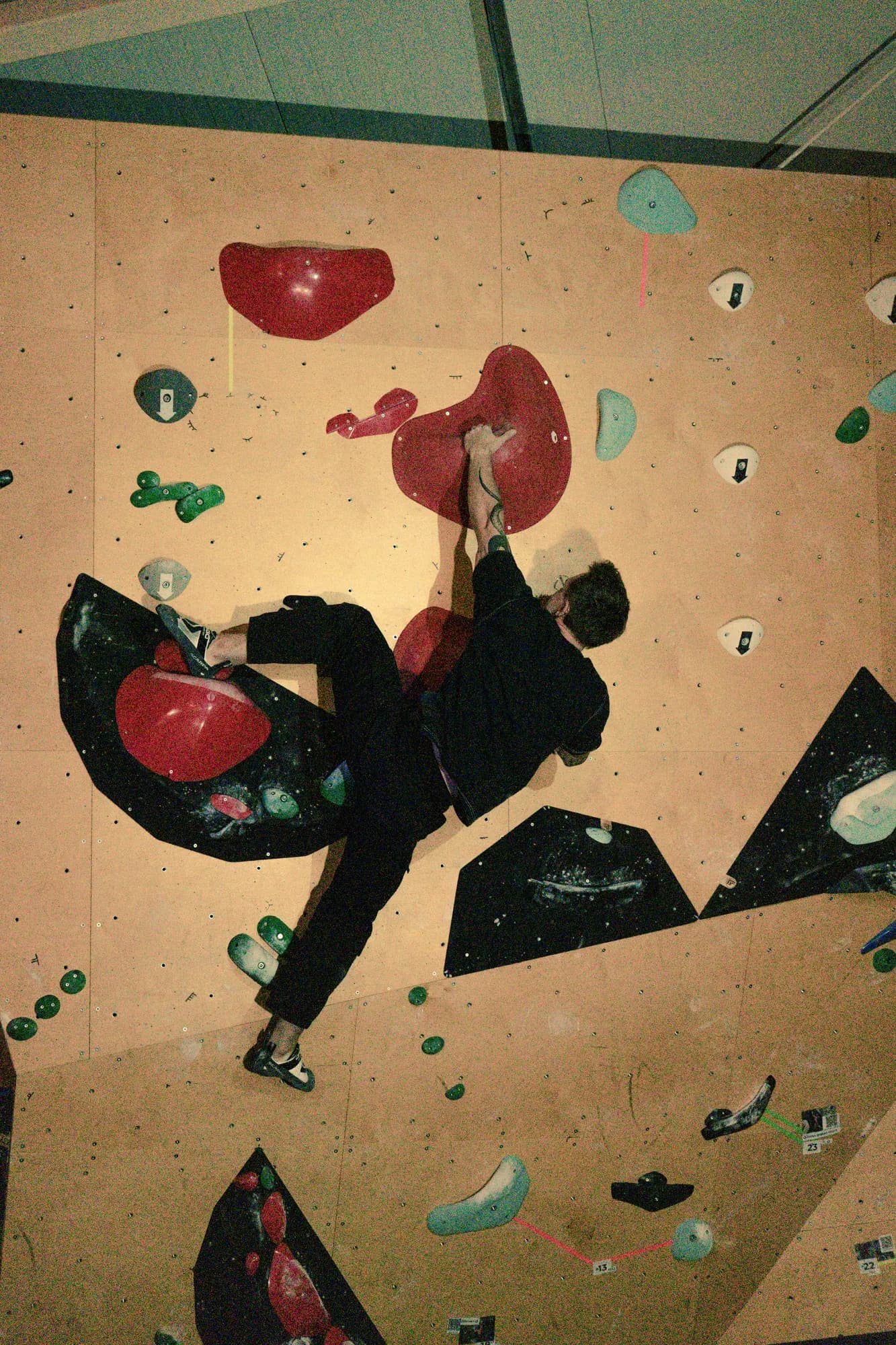 Arete Bouldering — Nocne wspinanie, kadr 3