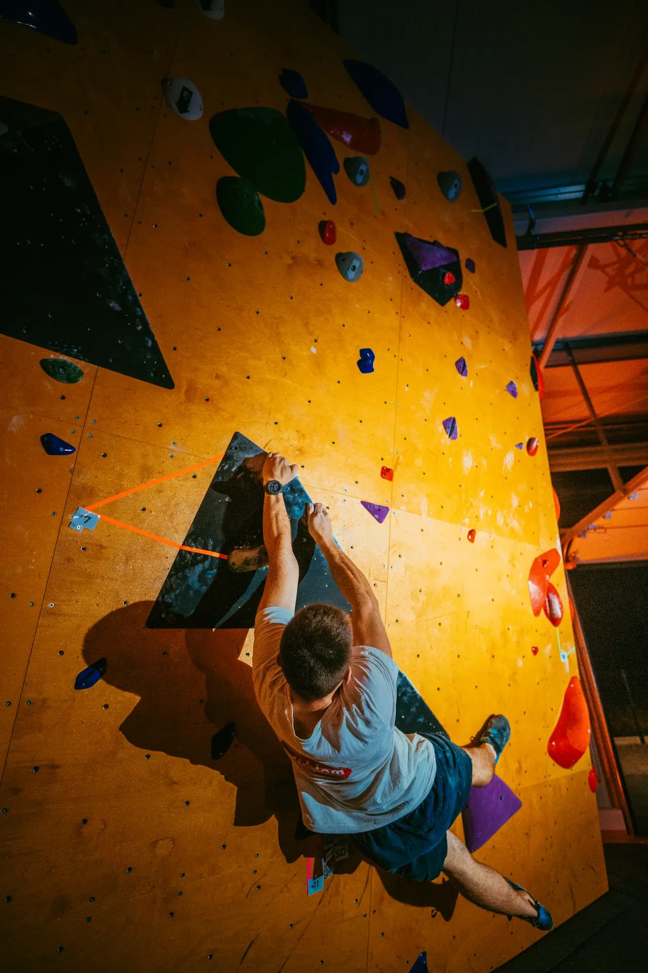 Arete Bouldering — Nocne wspinanie, kadr 5