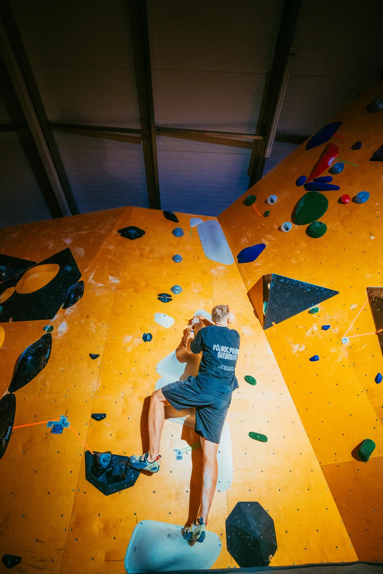 Arete Bouldering — Nocne wspinanie, kadr 9