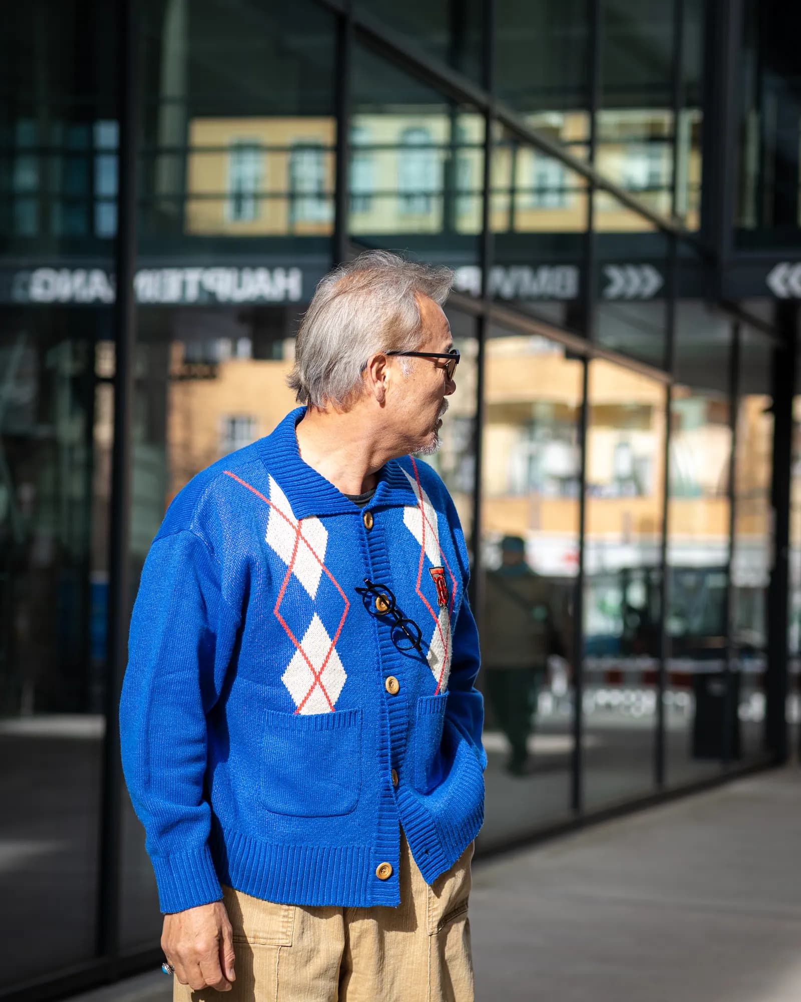 Berlin × Japonia — Uliczny portret — argyle, sztruks i lutowe słońce, kadr 3