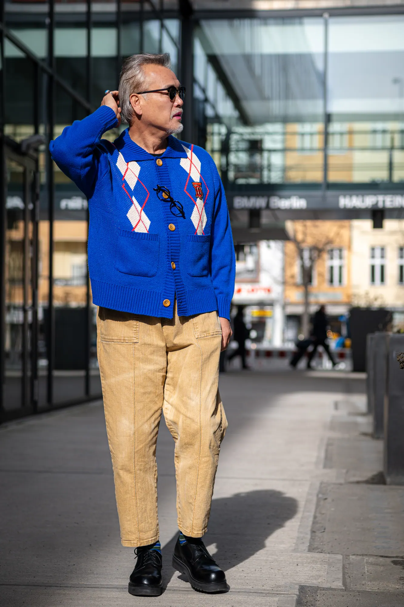 Berlin × Japonia — Uliczny portret — argyle, sztruks i lutowe słońce, kadr 5
